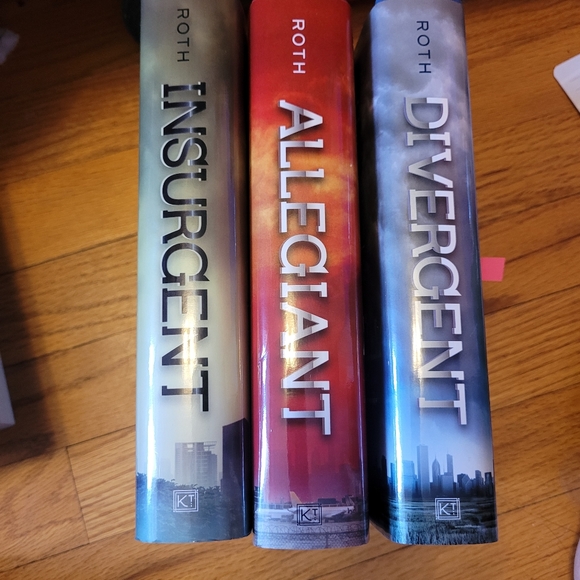 Divergent series trilogy hardcover - Picture 7 of 7